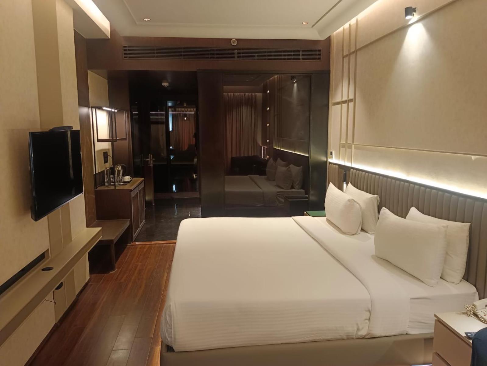 The Galgotias Hotel Gurugram Гургаон Экстерьер фото